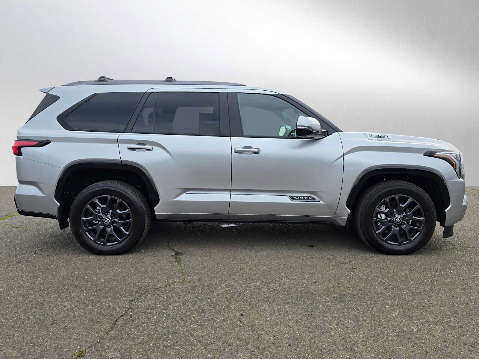 Used 2025 Toyota Sequoia Platinum AWD/4WD image 2