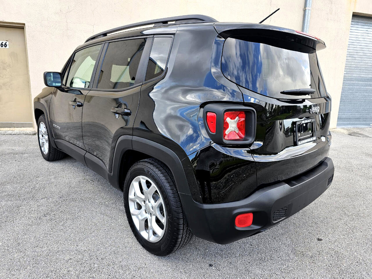Used 2015 Jeep Renegade Latitude image 4