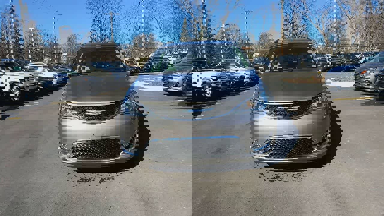 Used 2018 Chrysler Pacifica Touring-L image 3