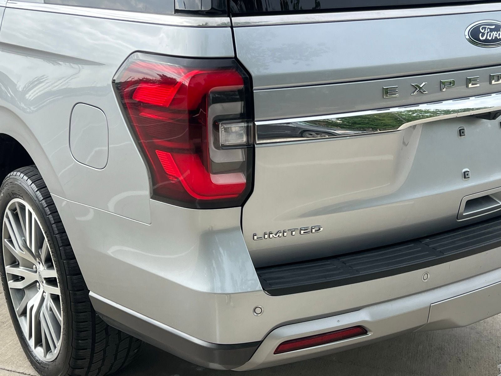Used 2024 Ford Expedition Limited AWD/4WD image 12