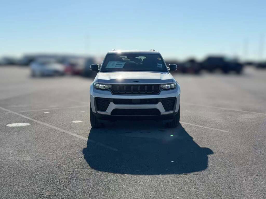 New 2026 Jeep Grand Cherokee Altitude image 2