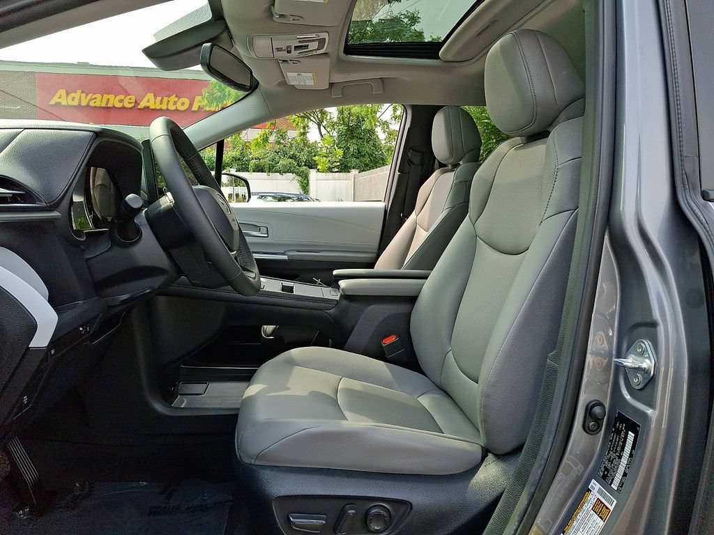 Used 2026 Toyota Sienna XLE FWD image 14