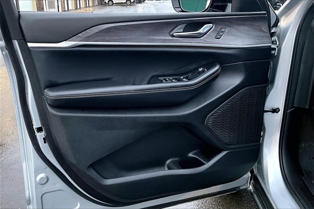 Used 2025 Jeep Grand Cherokee Limited w/ Black Appearance Package image 23