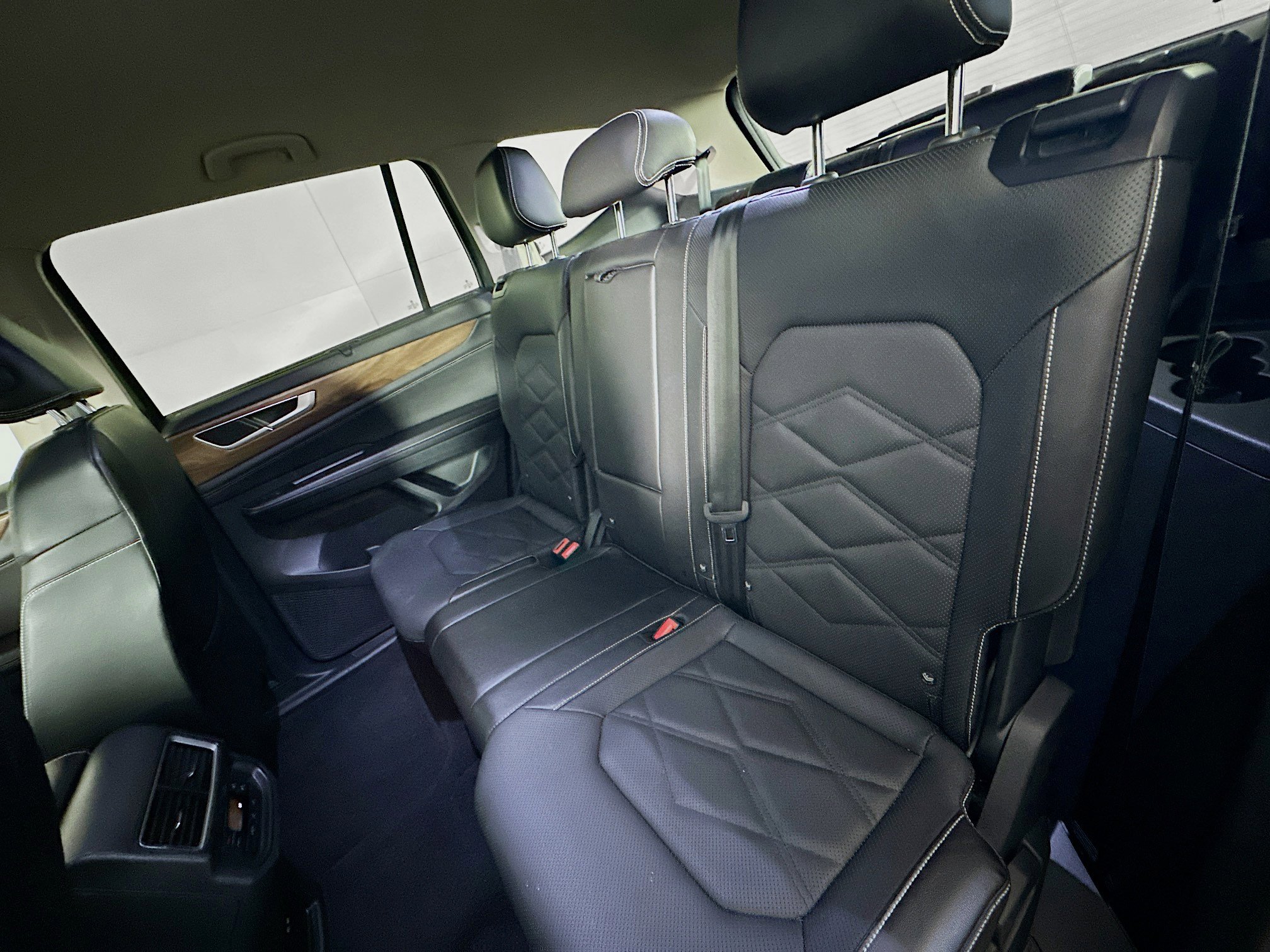 Used 2025 Volkswagen Atlas SE image 27