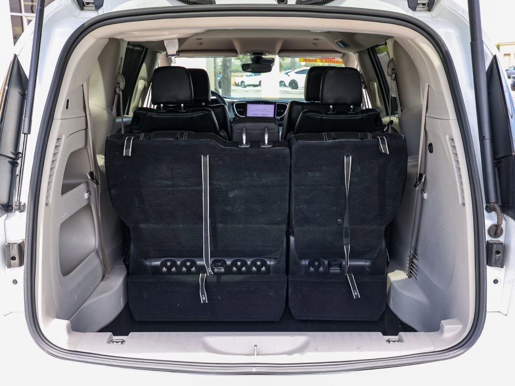 Used 2023 Chrysler Pacifica Touring-L image 16