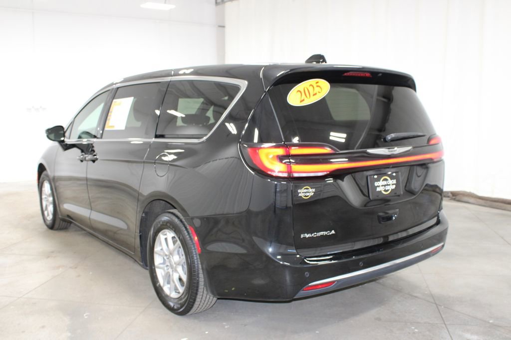 Used 2025 Chrysler Pacifica Select image 7
