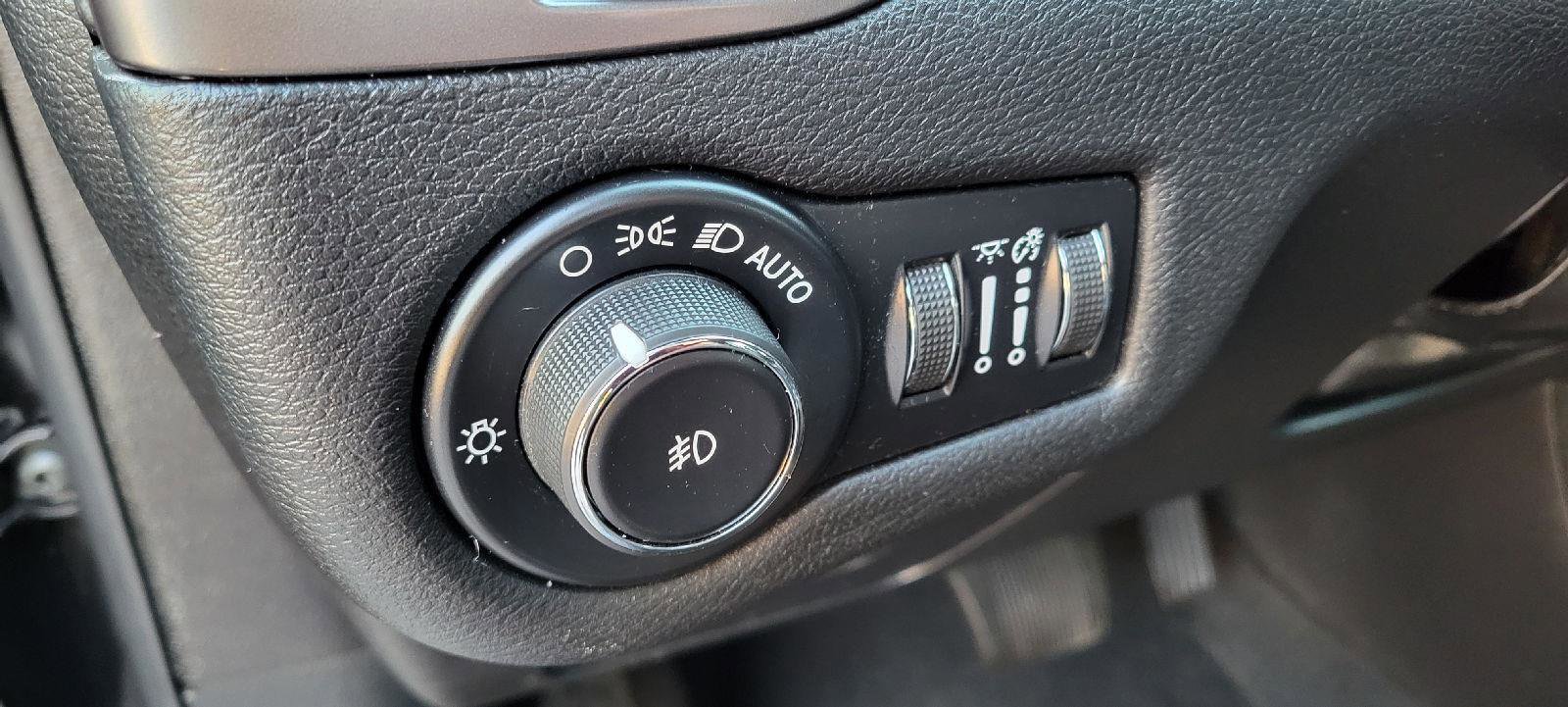 Used 2019 Jeep Cherokee Latitude Plus w/ Cold Weather Group image 9