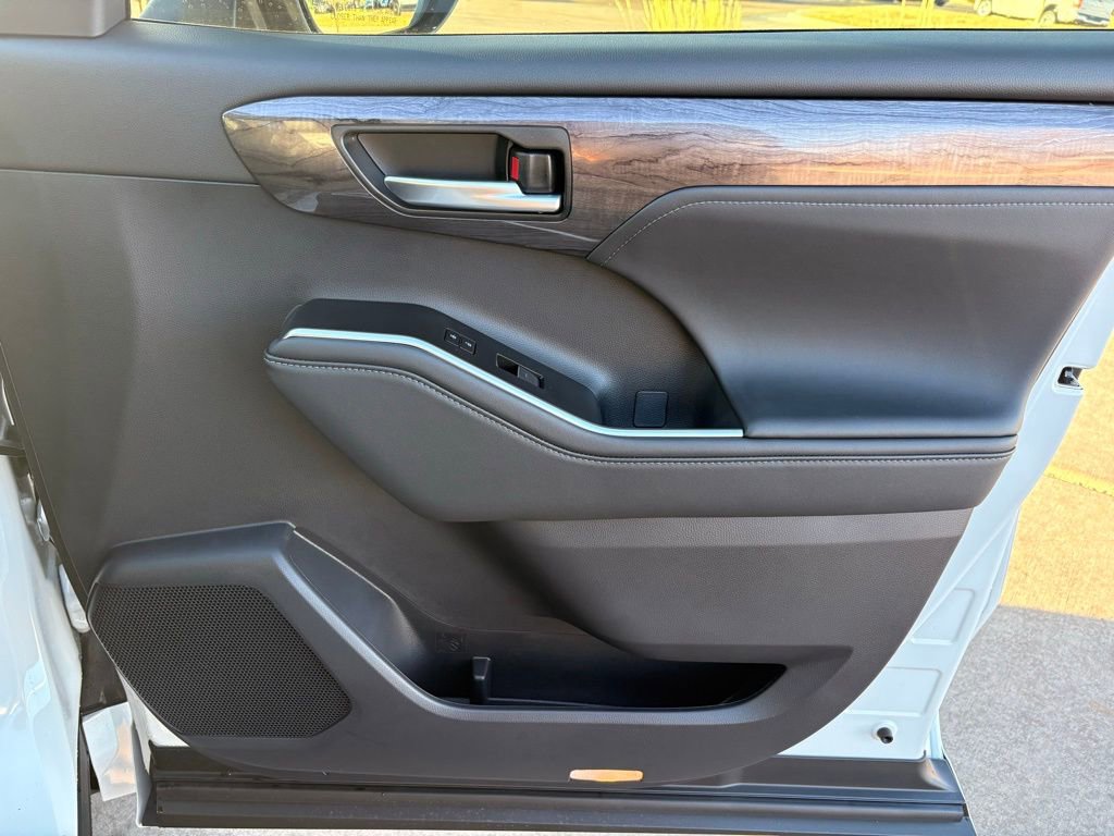 Used 2026 Toyota Highlander Platinum image 30