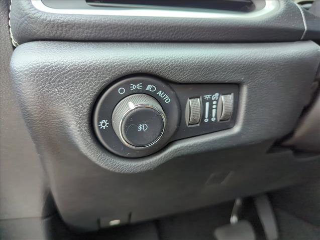 Used 2025 Chrysler Pacifica Select image 30