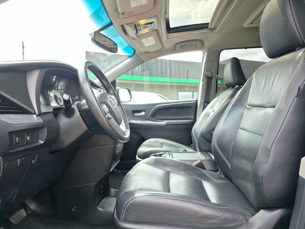 Used 2017 Toyota Sienna SE Premium image 8