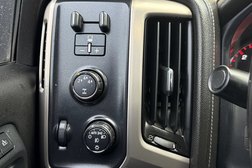 Used 2015 GMC Sierra 2500 Denali w/ Suspension Package, Off-Road AWD/4WD image 28