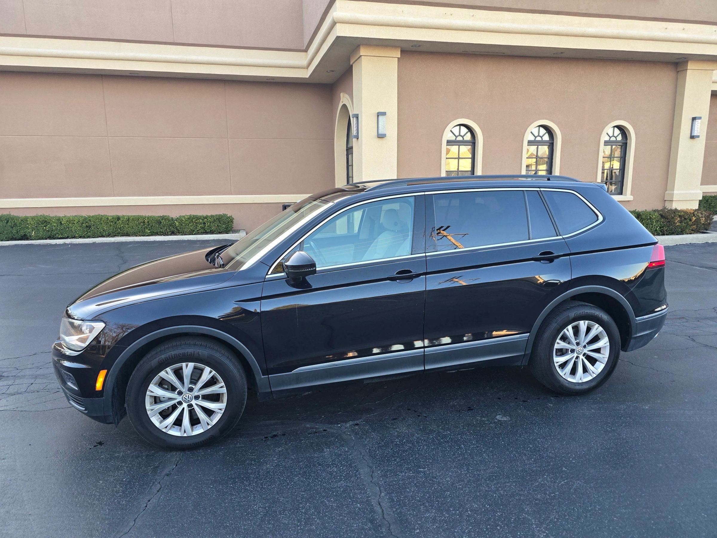 Used 2018 Volkswagen Tiguan SE w/ Panoramic Sunroof Package image 8