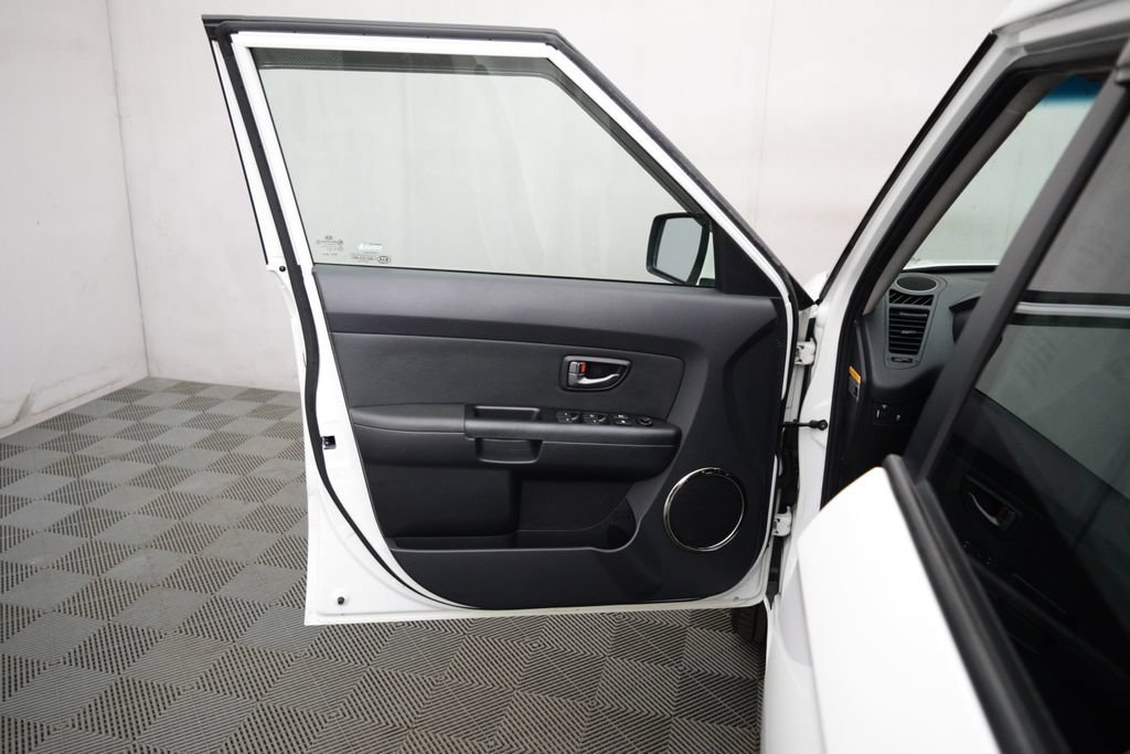 Used 2011 Kia Soul + FWD image 9