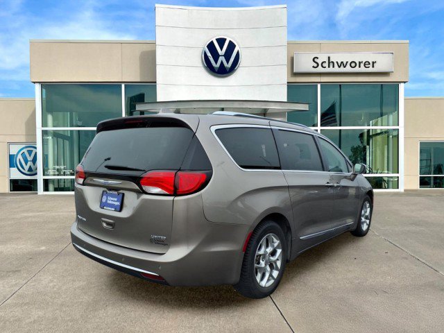 Used 2017 Chrysler Pacifica Limited w/ UConnect Theater Package image 4