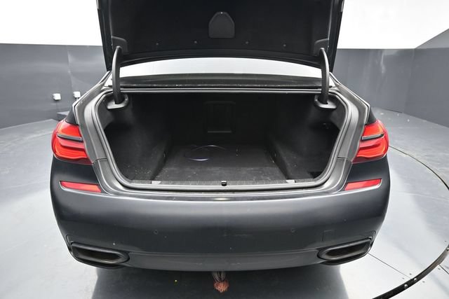 Used 2018 BMW 750i w/ Executive Package RWD image 9