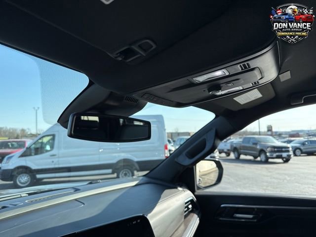 Used 2025 Chevrolet Suburban Z71 image 22