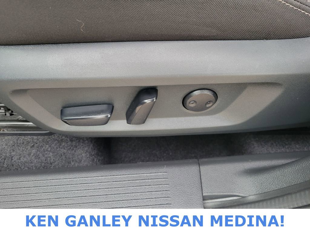 Certified 2025 Nissan Rogue SV FWD image 35