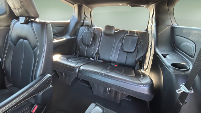 Used 2025 Chrysler Pacifica Select FWD image 33