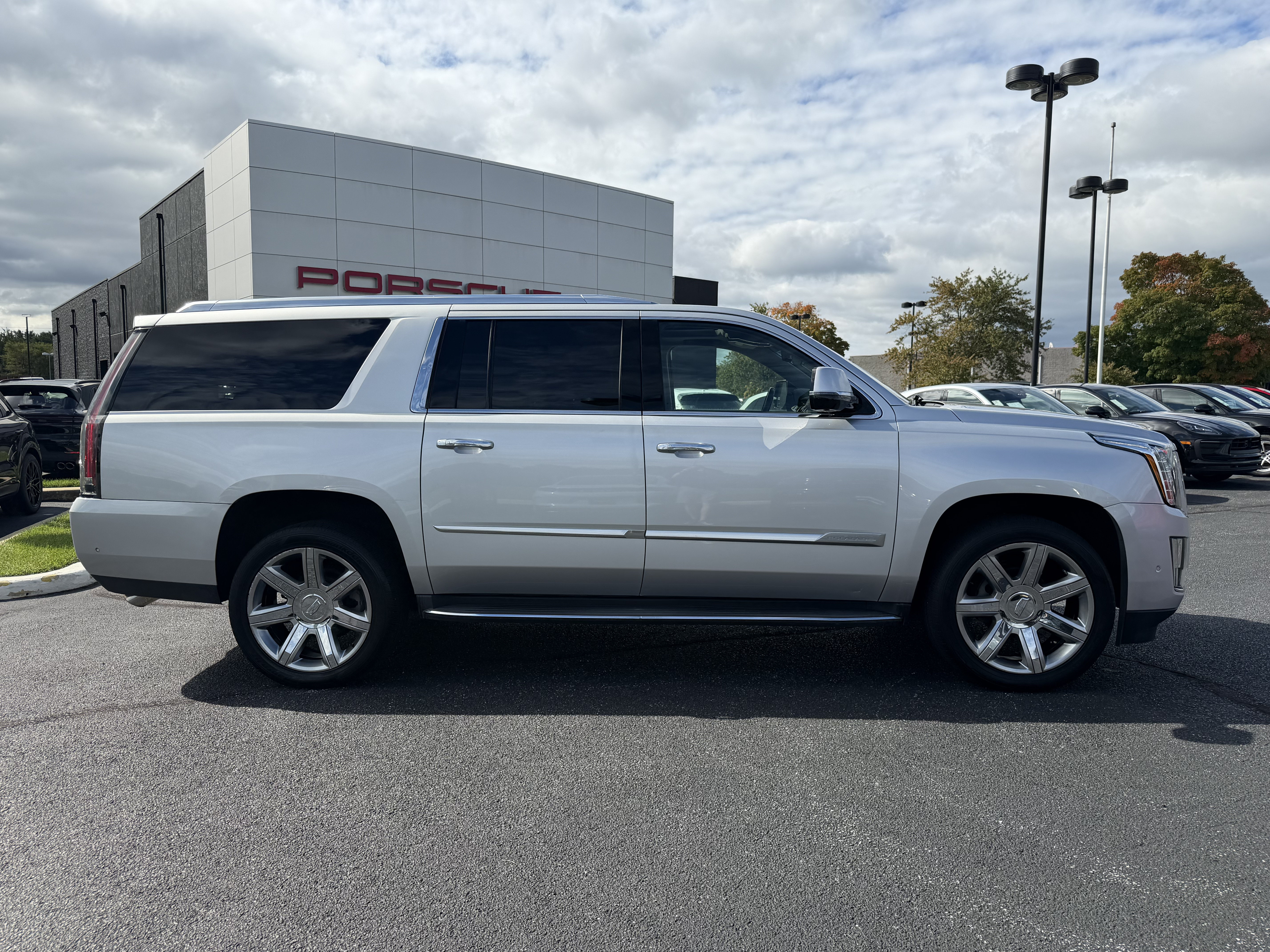 Used 2019 Cadillac Escalade ESV Luxury AWD/4WD image 11