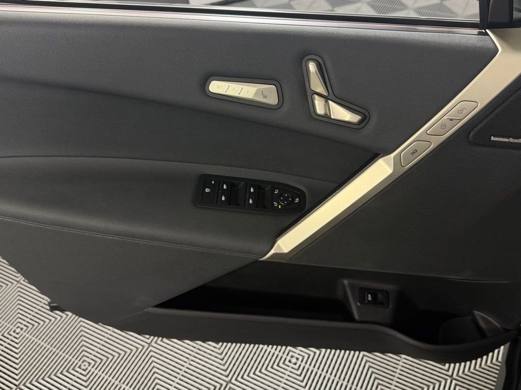 Used 2024 BMW iX xDrive50 w/ Premium Package image 26