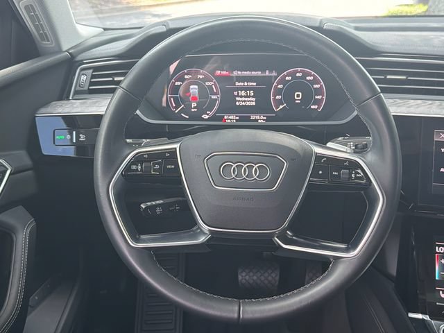 Used 2022 Audi e-tron Premium Plus AWD/4WD image 24