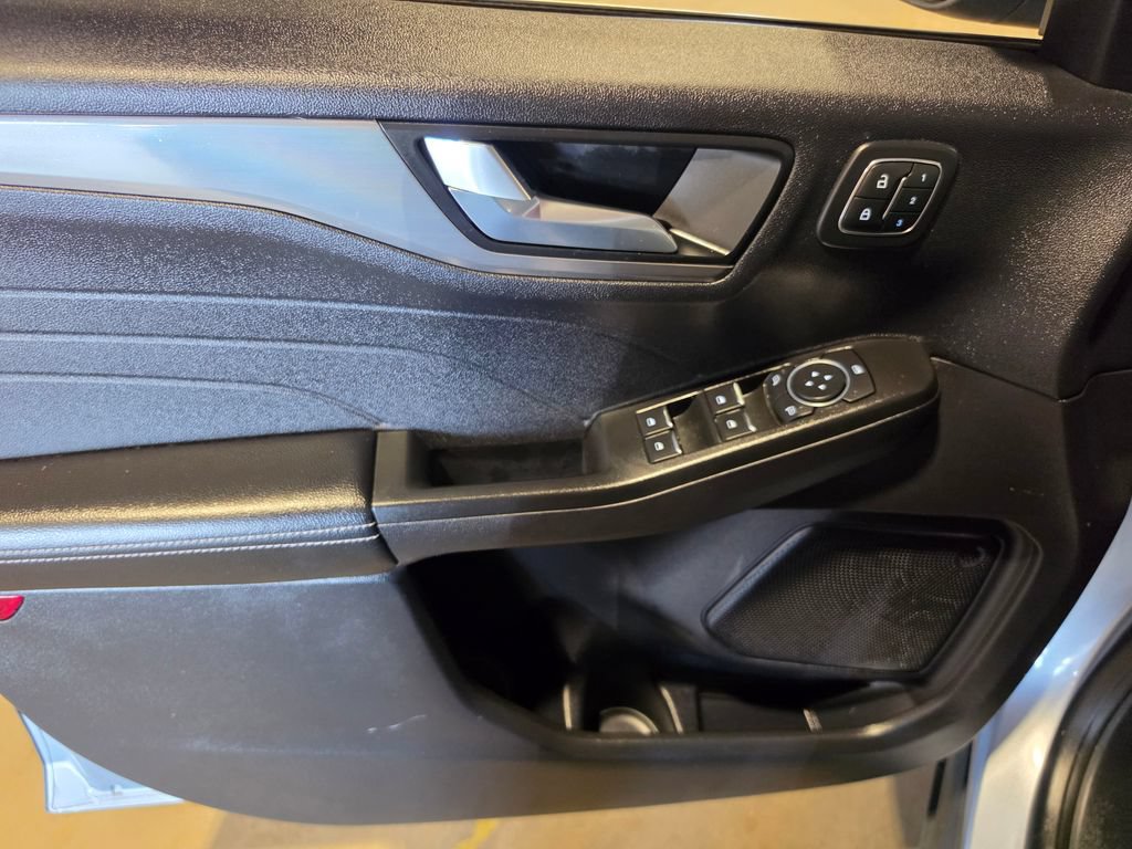 Used 2022 Ford Escape Titanium AWD/4WD image 5