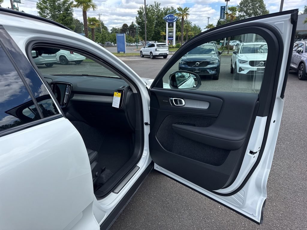 New 2026 Volvo XC40 B5 Plus w/ Climate Package AWD/4WD image 19