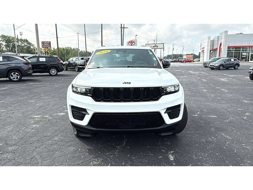 Used 2024 Jeep Grand Cherokee Altitude AWD/4WD image 2