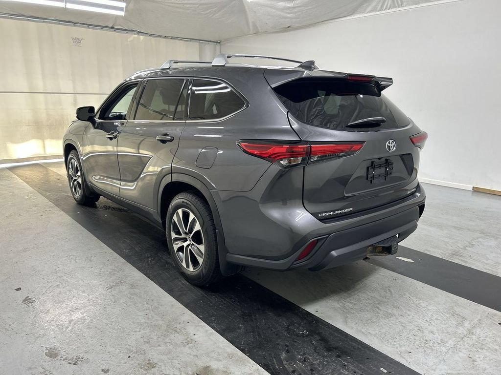 Used 2022 Toyota Highlander XLE AWD/4WD image 7
