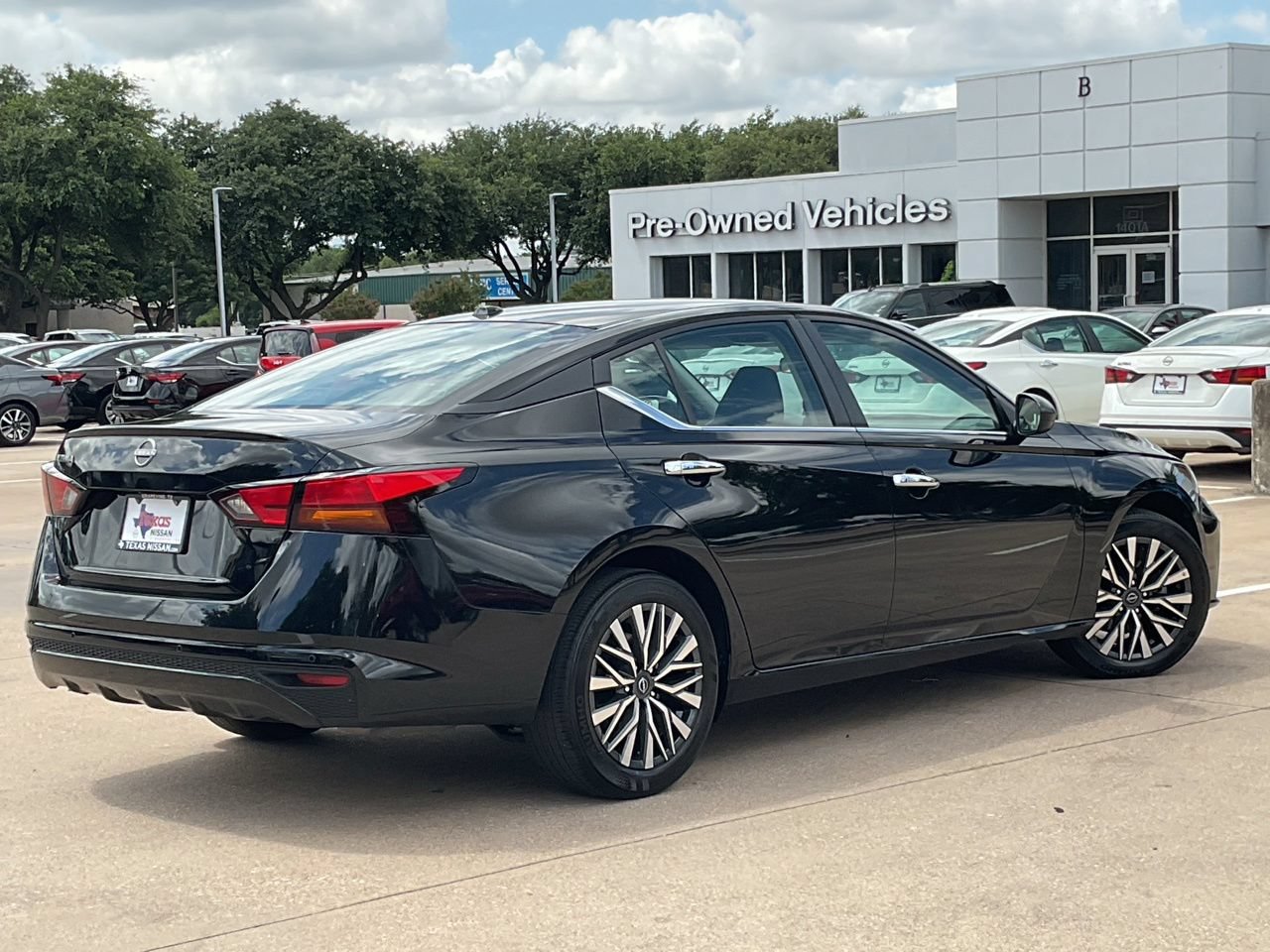 Used 2025 Nissan Altima 2.5 SV FWD image 4