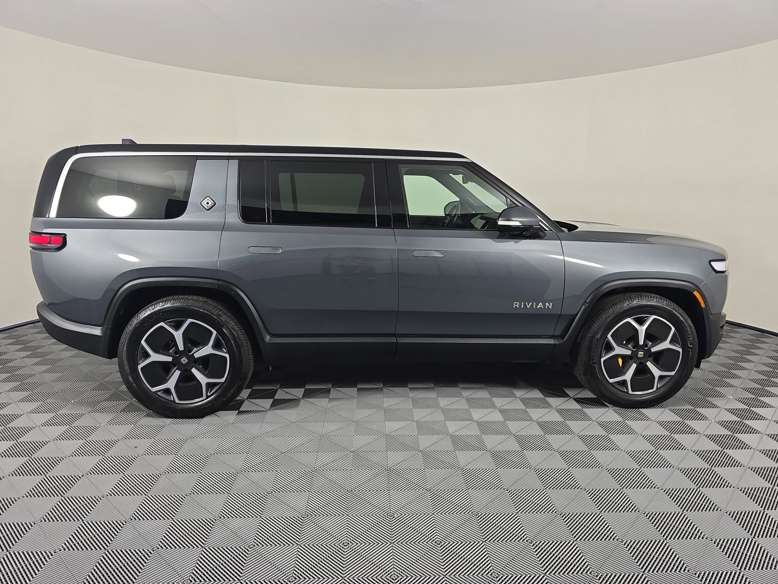 Used 2023 Rivian R1S Adventure image 6