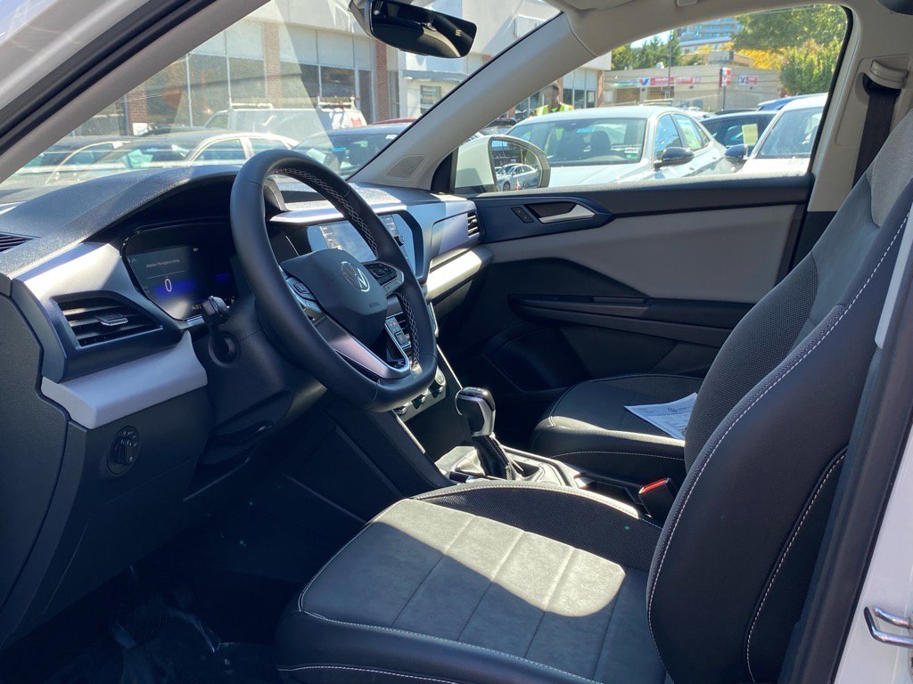 Used 2022 Volkswagen Taos SE w/ Panoramic Sunroof Package image 11