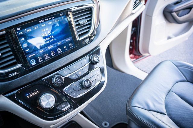 Used 2017 Chrysler Pacifica Touring-L Plus image 27