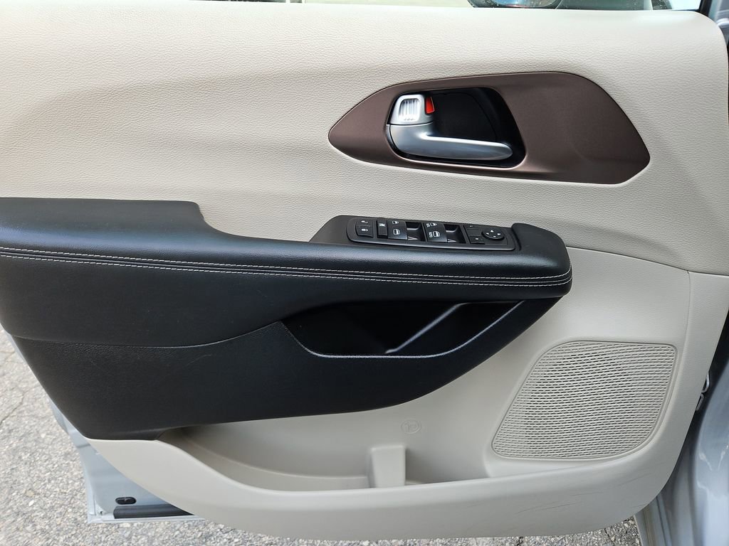 Used 2023 Chrysler Voyager LX image 25