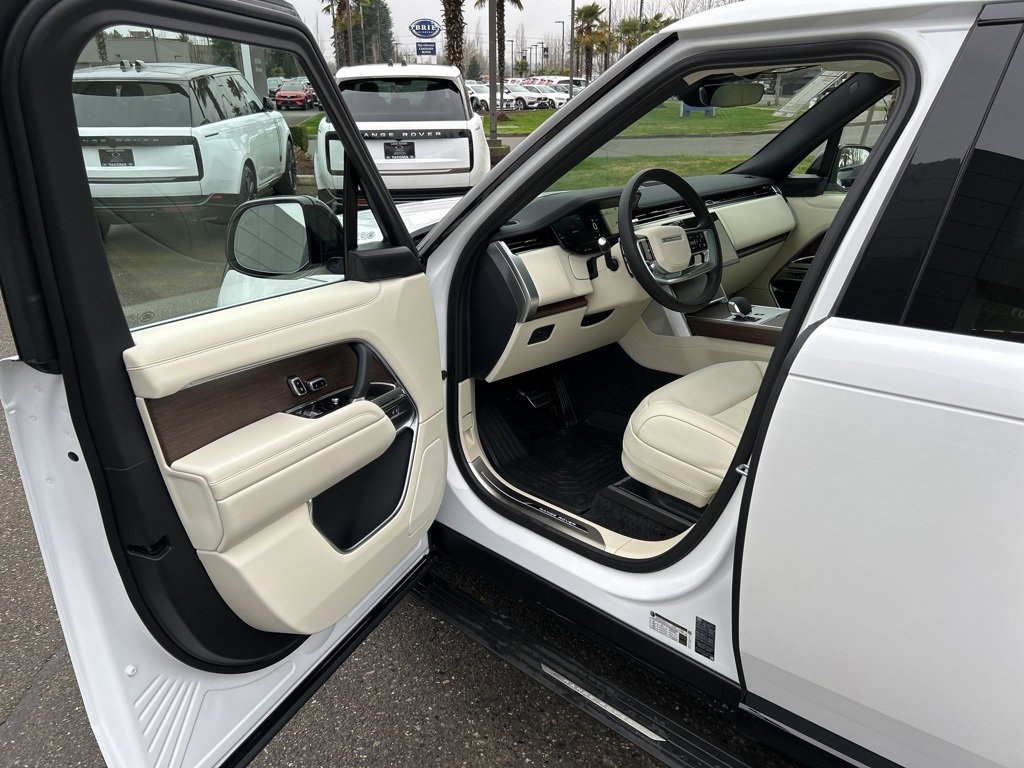 New 2025 Land Rover Range Rover SE image 10