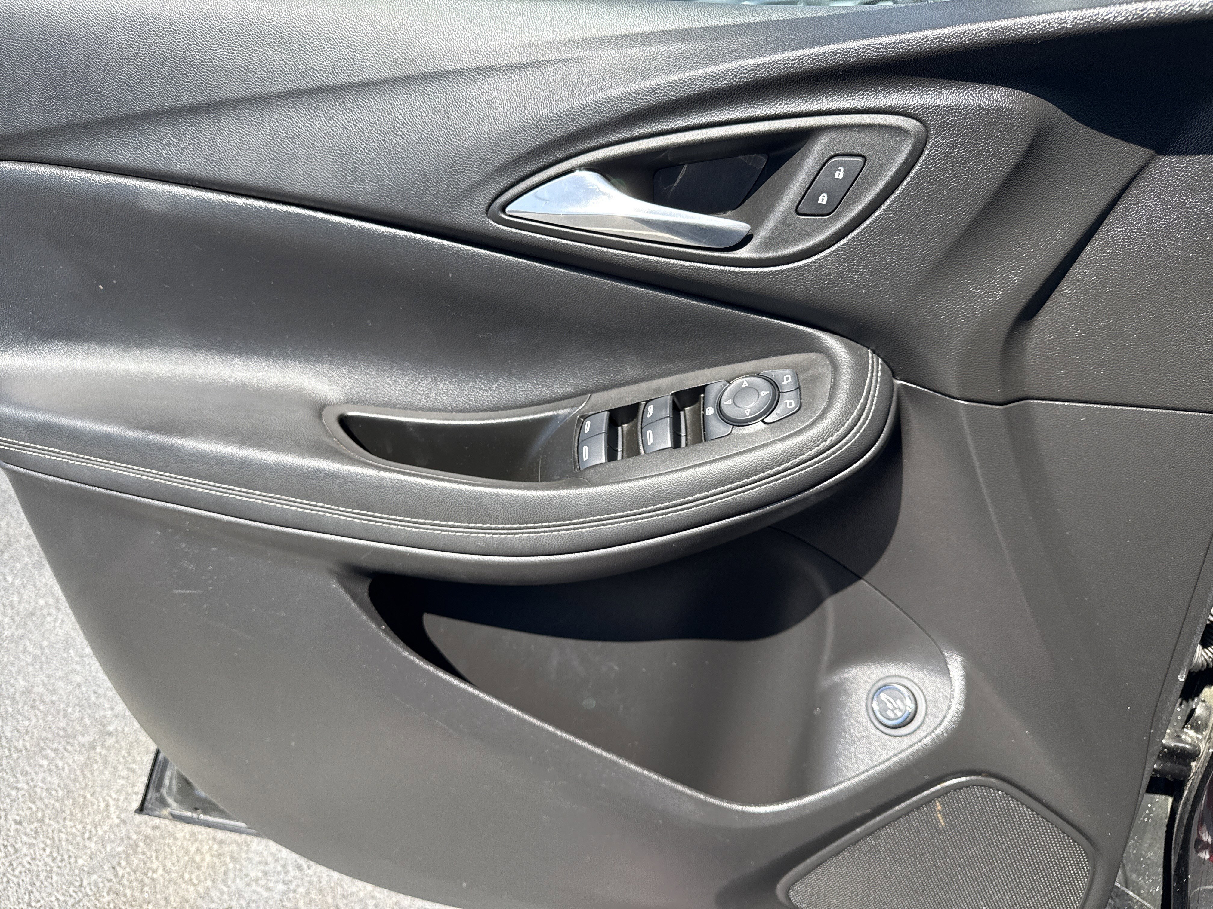 Used 2022 Buick Encore GX Select w/ Sport Touring Package image 24