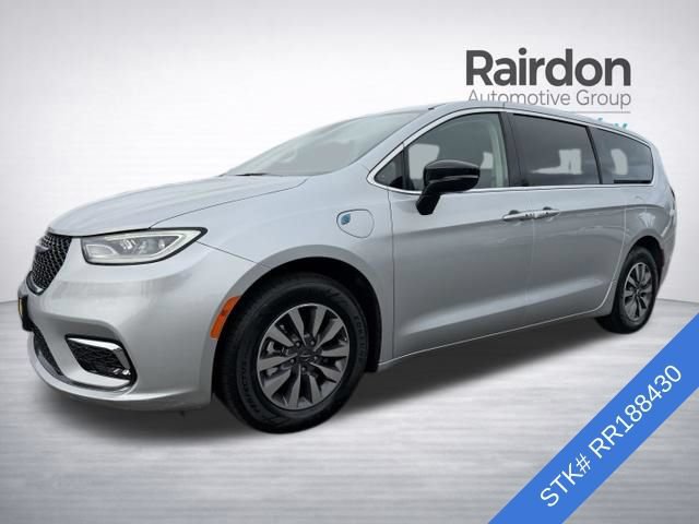 Used 2024 Chrysler Pacifica Limited FWD image 3
