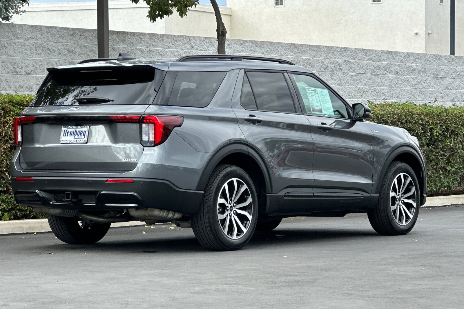 Used 2025 Ford Explorer ST-Line image 4