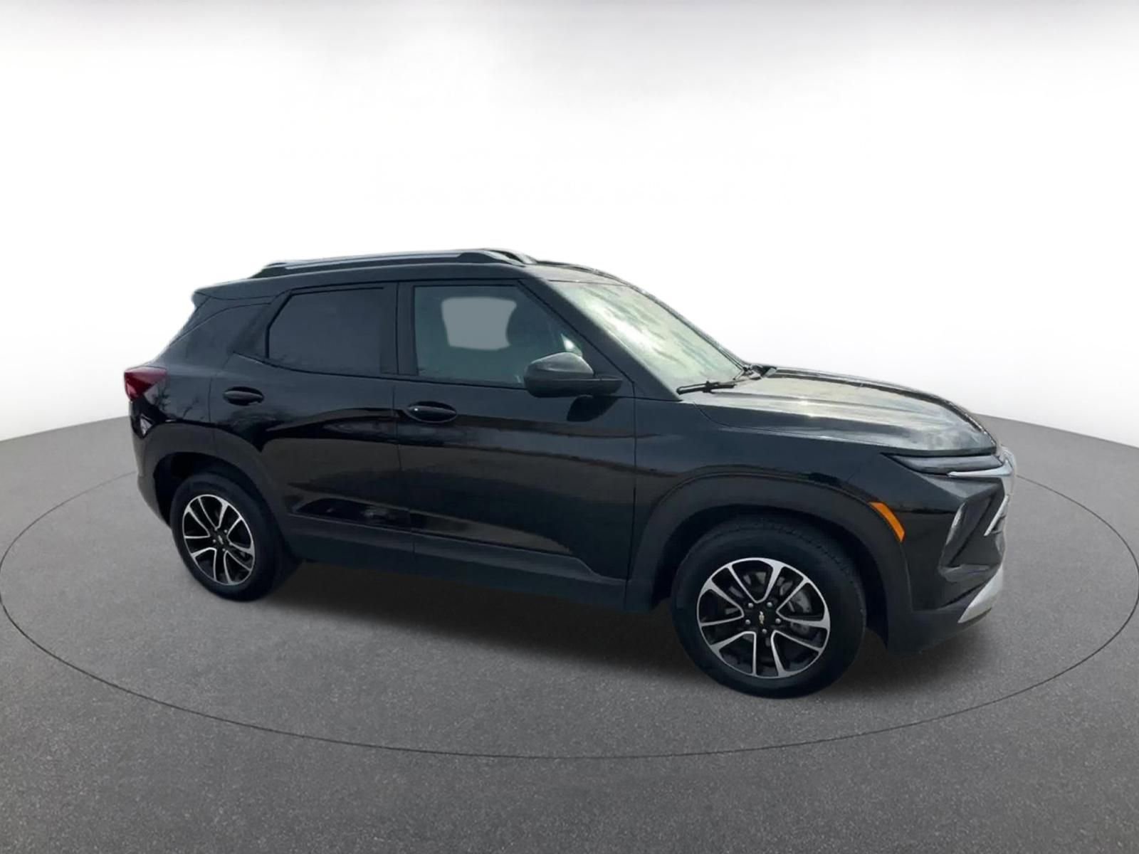 Used 2025 Chevrolet TrailBlazer LT image 2