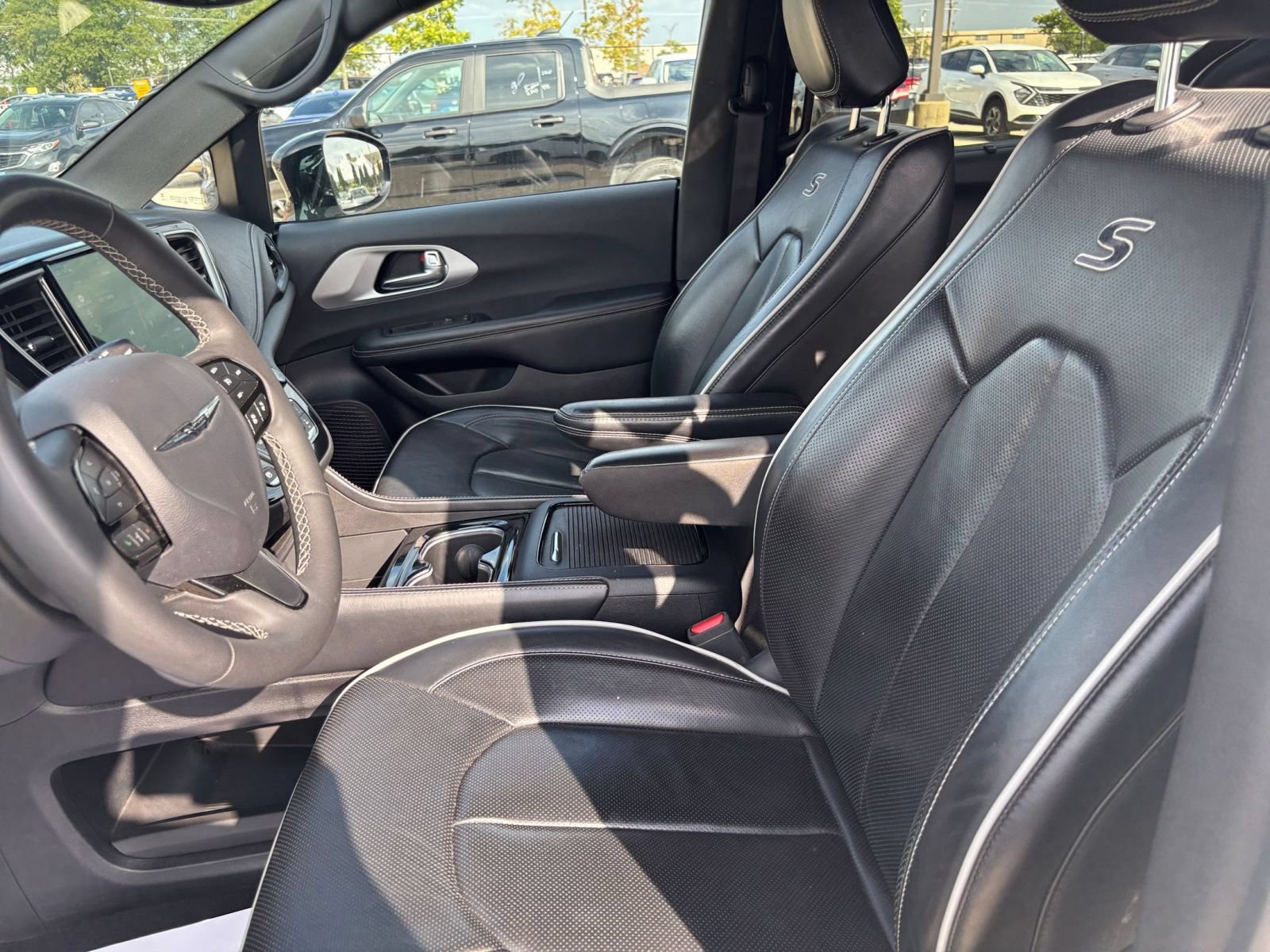 Used 2025 Chrysler Pacifica Limited FWD image 26