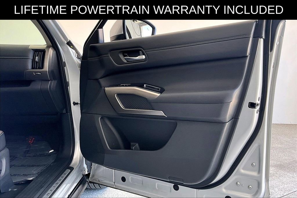 Used 2025 Nissan Pathfinder Platinum w/ Cargo Package image 24