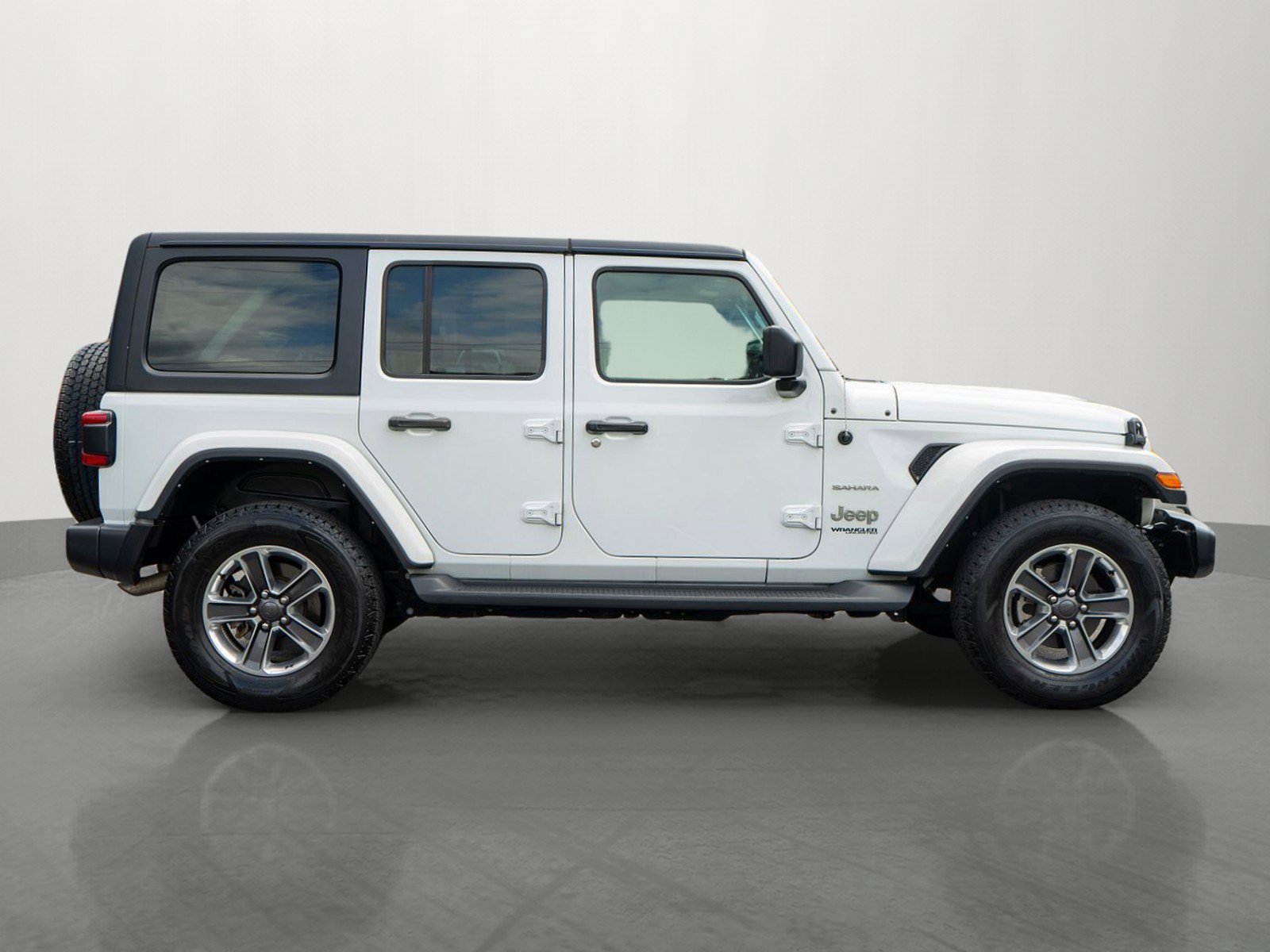 Used 2022 Jeep Wrangler Unlimited Sahara w/ LED Lighting Group AWD/4WD image 8