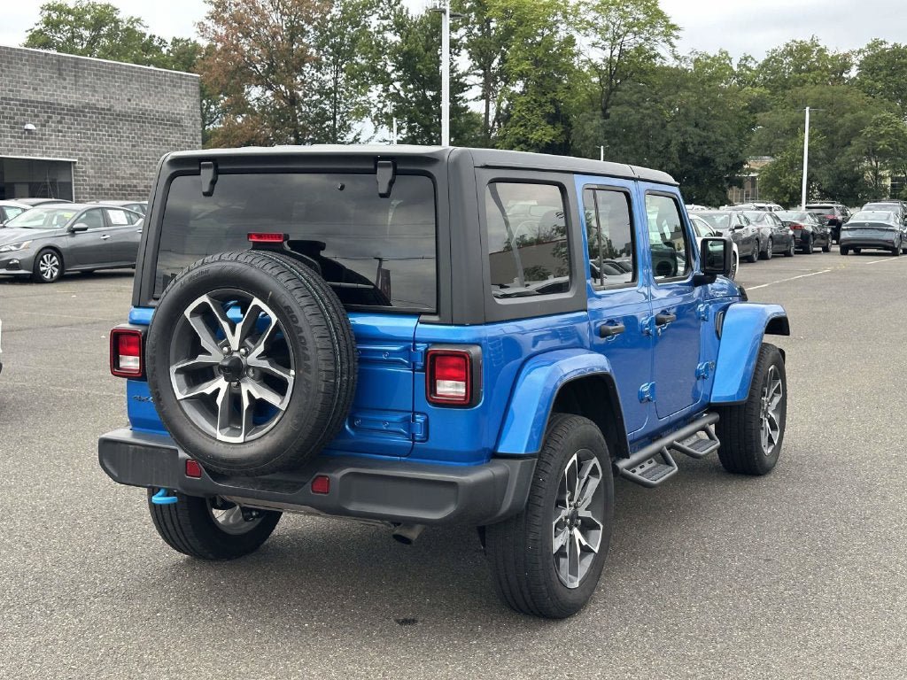 Used 2024 Jeep Wrangler Unlimited w/ Convenience Group AWD/4WD image 38