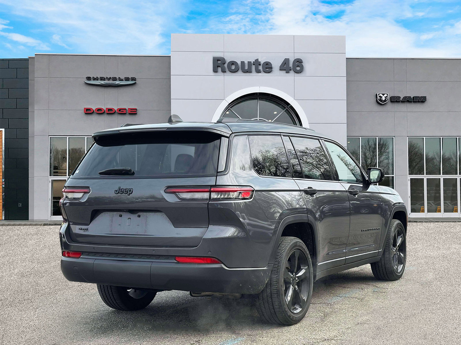 Used 2023 Jeep Grand Cherokee L Laredo image 5