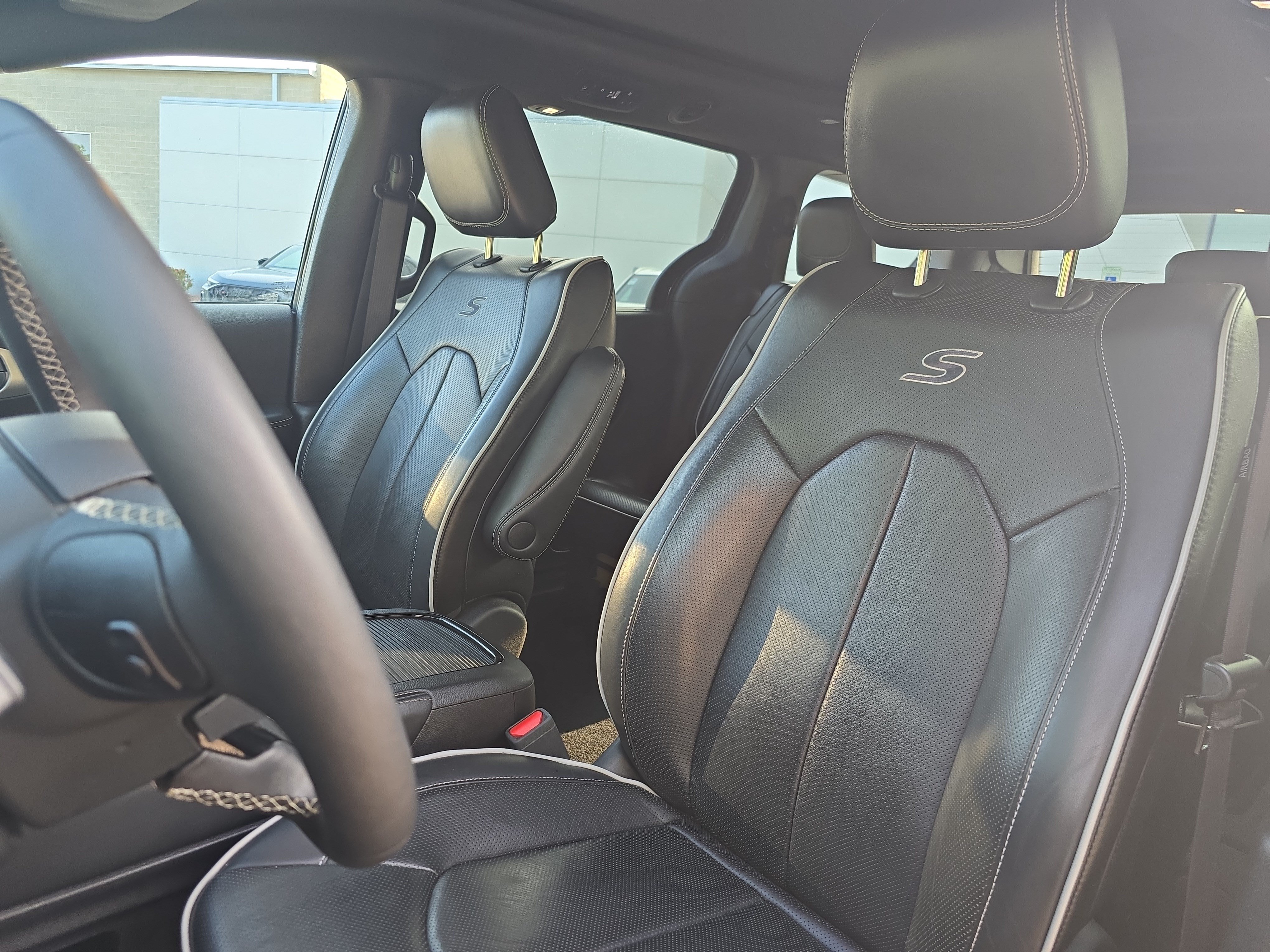 Used 2025 Chrysler Pacifica Limited FWD image 14