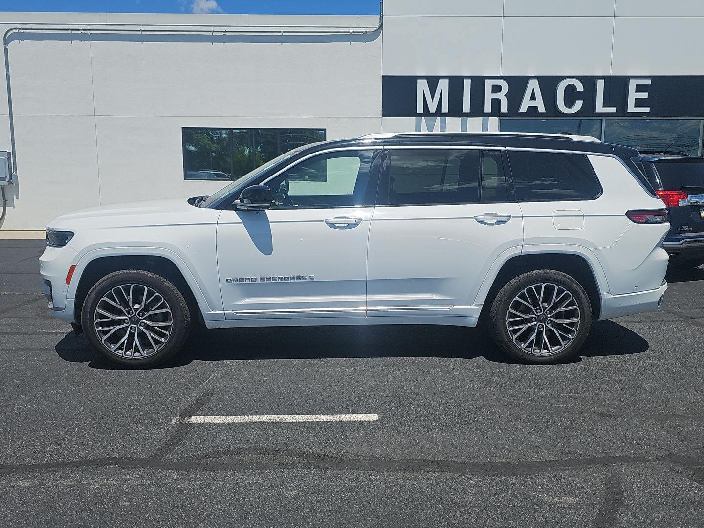 Used 2022 Jeep Grand Cherokee L Summit AWD/4WD image 9