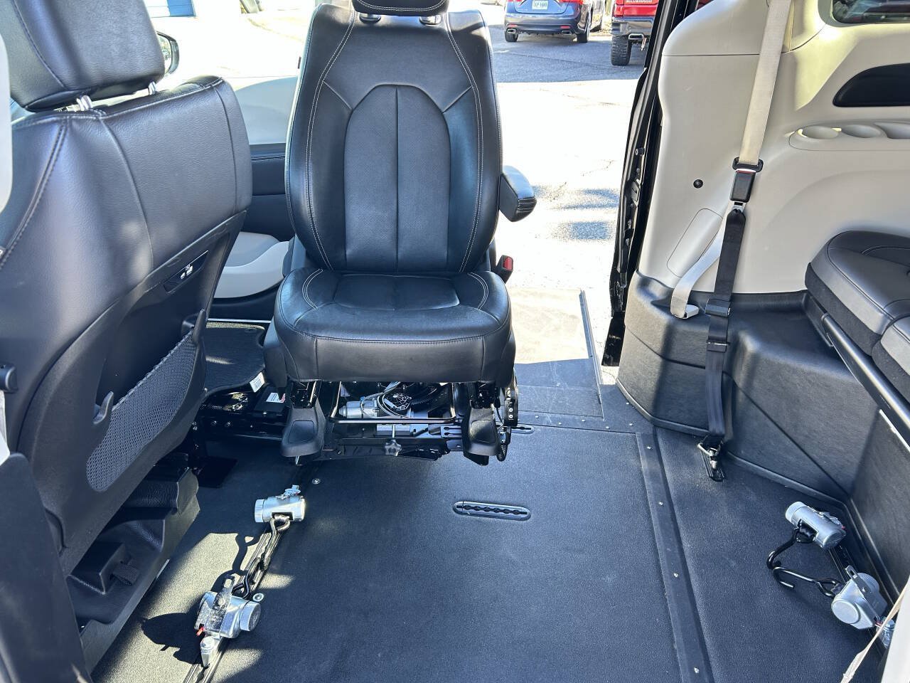 Used 2022 Chrysler Pacifica Touring-L FWD image 12