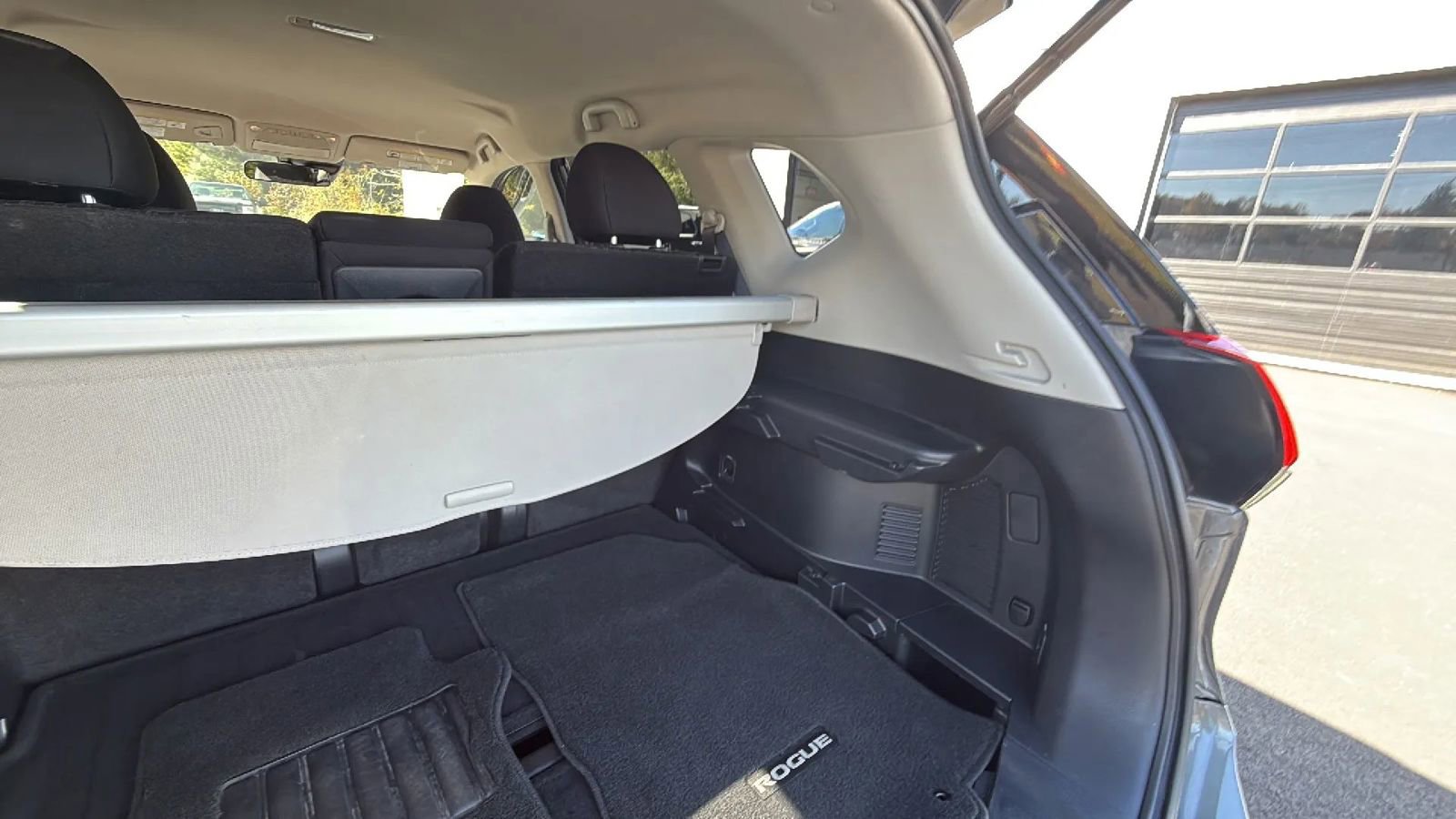 Used 2020 Nissan Rogue SV image 59