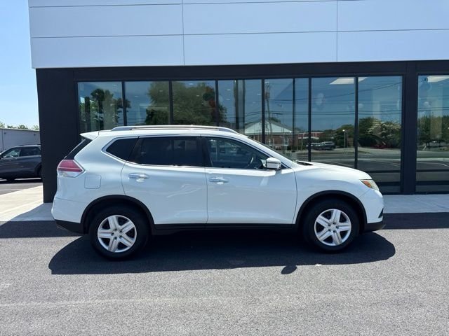 Used 2016 Nissan Rogue S w/ Appearance Package FWD image 2