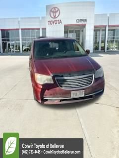 Used 2014 Chrysler Town & Country Touring image 1